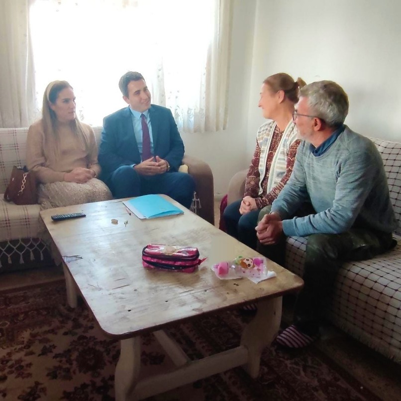 İlçe Kaymakamımız Sayın Can Kazım KURUCA,  Akbük mahalle sakinlerinden Sayın Hanife TATAR ve Sayın Ali TATAR ailesini ziyaret ettiler. 