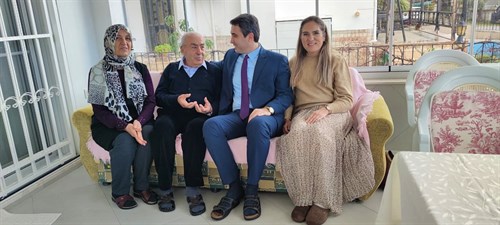 İlçe Kaymakamımız Sayın Can Kazım KURUCA, Akbük mahallesinde ikamet eden Kıbrıs Gazisi Sayın Sami SOLAK eşi Sayın Fatma SOLAK çiftini ziyaret ettiler.