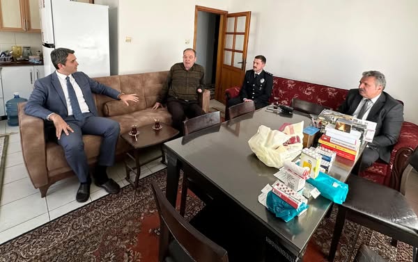 İlçe Kaymakamımız Sayın Can Kazım Kuruca, Polis Günü münasebetiyle kahraman gazimiz Polis Memuru Sayın Aydın Çiper ve ailesini ziyaret ettiler.