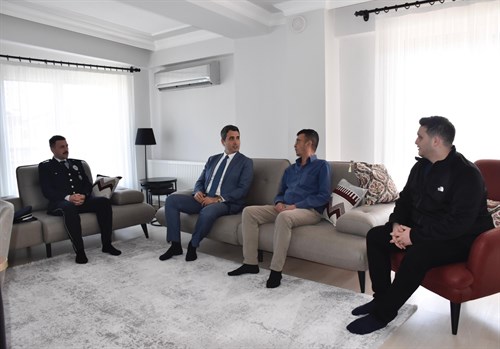 İlçe Kaymakamımız Sayın Can Kazım Kuruca, kahraman şehit polisimiz Mustafa Yıldırım'ın kardeşi Şakir Yıldırım ve ailesine ziyarette bulundular. 
