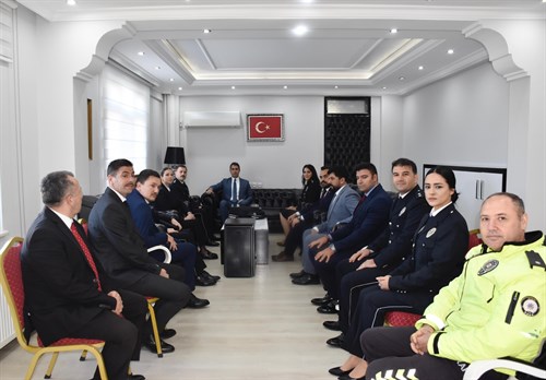 Didim İlçe Emniyet Müdürlüğü personelleri, 10 Nisan Polis Günü münasebetiyle İlçe Kaymakamımız Sayın Can Kazım Kuruca’yı makamında ziyaret ettiler.